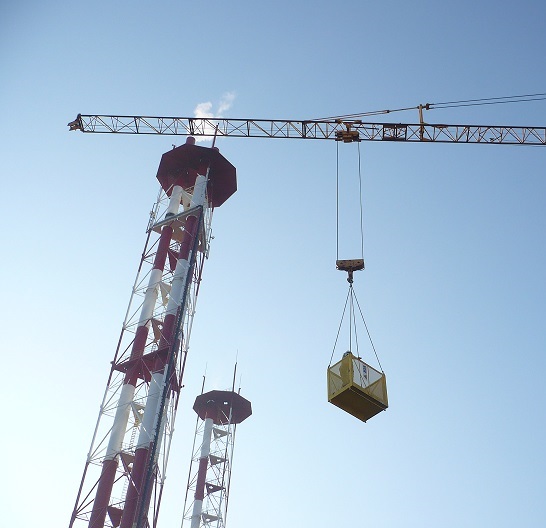 Bezpieczny kosz do podnoszenia ludzi na haku dźwignicy od Ehak24